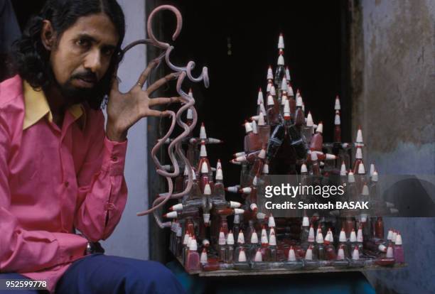 Homme aux ongles les plus longs du monde, Murari, il s'est construit une mini-urne dédiée aux ongles et vernis, novembre 1987, à Calcutta en Inde.