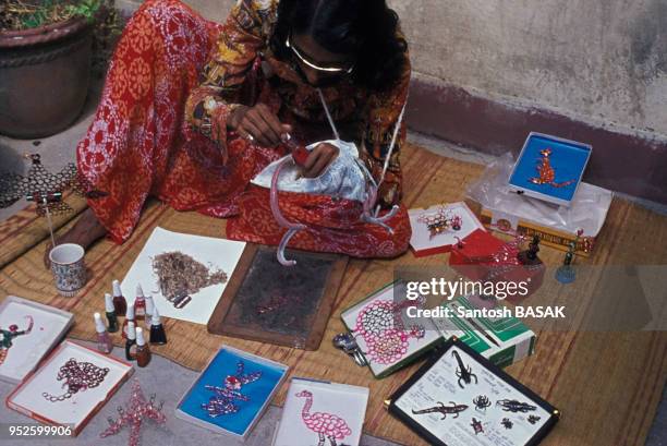 Homme aux ongles les plus longs du monde, Murari, il s'est construit une mini-urne dédiée aux ongles et vernis, novembre 1987, à Calcutta en Inde.