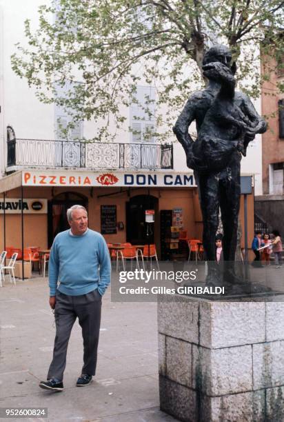 Ex-premier ministre britannique Edward Heath au pied de la statue de Pablo Picasso 'L'homme au mouton', circa 1970, à Vallauris, France.