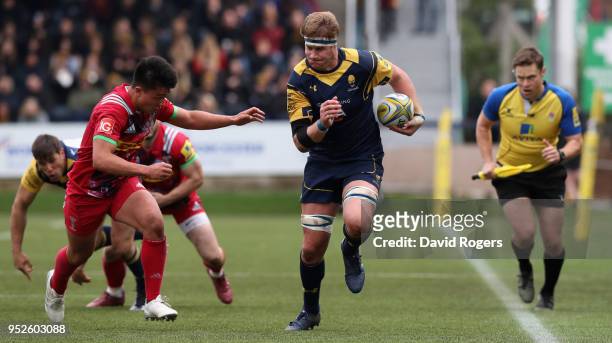 Van Velze of Worcester Warriors runs with the ball during the Aviva Premiership match between Worcester Warriors and Harlequins at Sixways Stadium on...