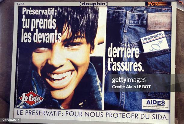 Publicité pour le préservatif en partenariat avec la marque de jeans Lee Cooper et l'association Aides, août 1993 à Nantes, France.