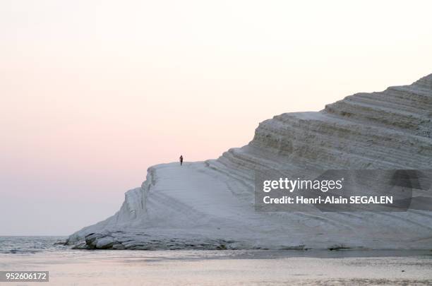 Scala dei Turchi, à Realmonte proche d'Agrigente. Falaises de calcaire blanc sculptées en escalier par l'érosion.