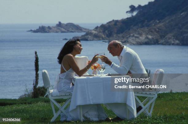 Eddie Barclay et son épouse Danièle Poinsot en avril 1982 à Saint-Tropez, France.