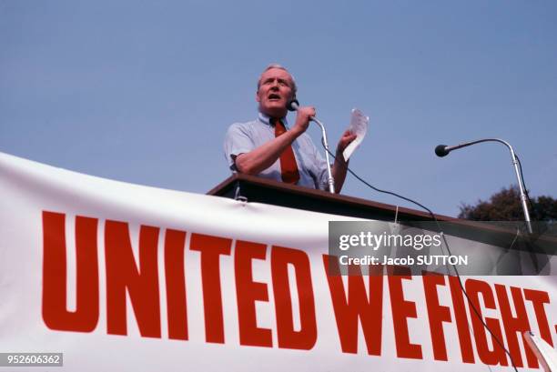 Portrait du député anglais travailliste Tony Benn s'exprimant au micro lors d'un rassemblement pour manifester contre le chômage, circa 1980 à...