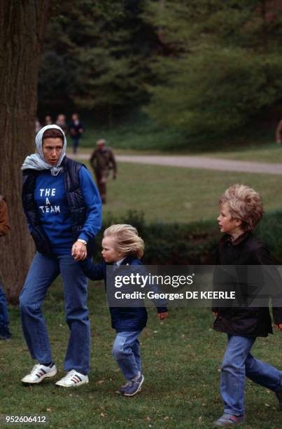 Portrait de la Princesse Anne et de ses enfants Peter et Zara Philips lors d'un événement équestre le 12 mai 1985 à Windsor, Royaume-Uni.
