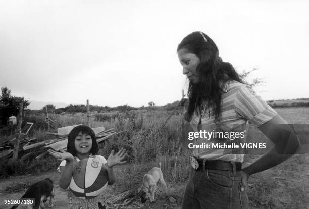 Une mère indienne et son enfant à Taos Pueblo, Nouveau-Mexique, années 80.
