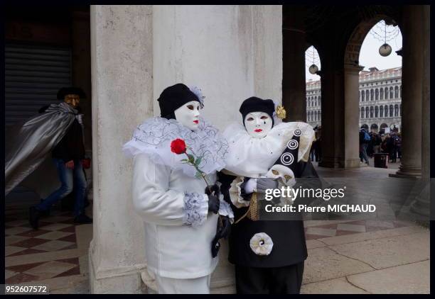 Déguisement de Pierrot avec une rose rouge, place Saint Marc lors du carnaval de Venise, Italie.