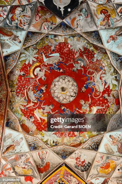 Inde, Rajasthan, region du Mewar, village de Bundi, peintures murales d'un plafond du Garh Palace.