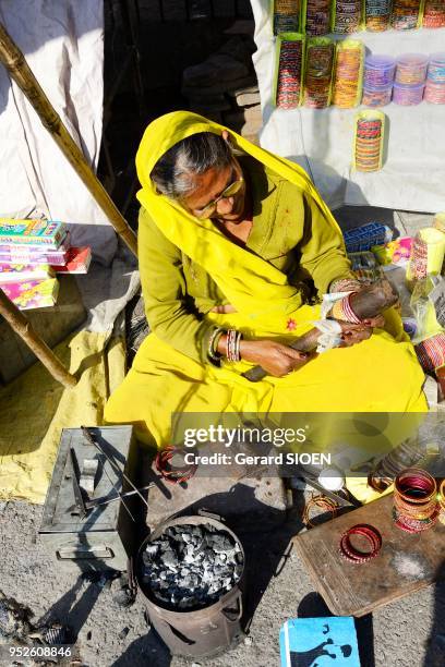 Inde, Rajasthan, region du Mewar, village de Bundi, vente de bracelets//India, Rajasthan, Mewar region, Bundi village, selling bracelets.