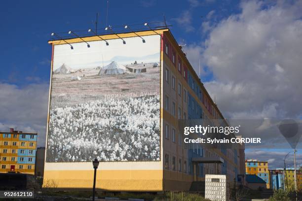 Federation de Russie, District autonome de Chukotka, Anadyr, ville capitale de la region, batiments colores, decores avec photos ou peintures...