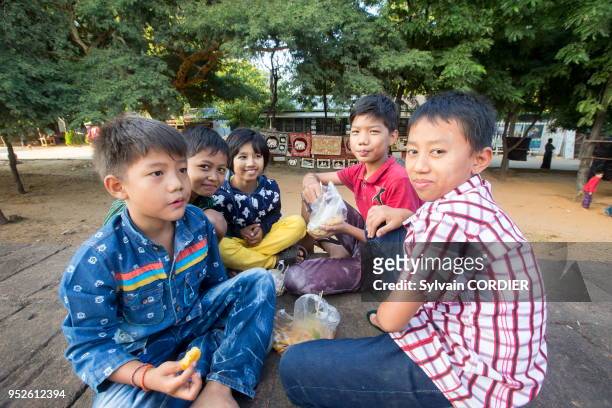 Myanmar , province de Mandalay, Mingun, enfants. Myanmar, Mandalay State, Mingun, children.