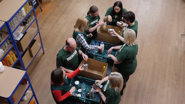 https://media.gettyimages.com/id/952617166/video/volunteers-sorting-food-into-boxes-in-a-food-bank.jpg?b=1&s=640x640&k=20&c=NBxVvB3PU8kQmhbc_1GHlbRxDwHzeJYRsQr1_ytBqCM=