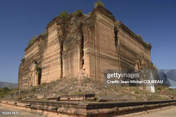 Begun in 1790, the Pagoda would have been biggest of the world. Its construction come to an end with the death of king Bodawpaya in 1819.