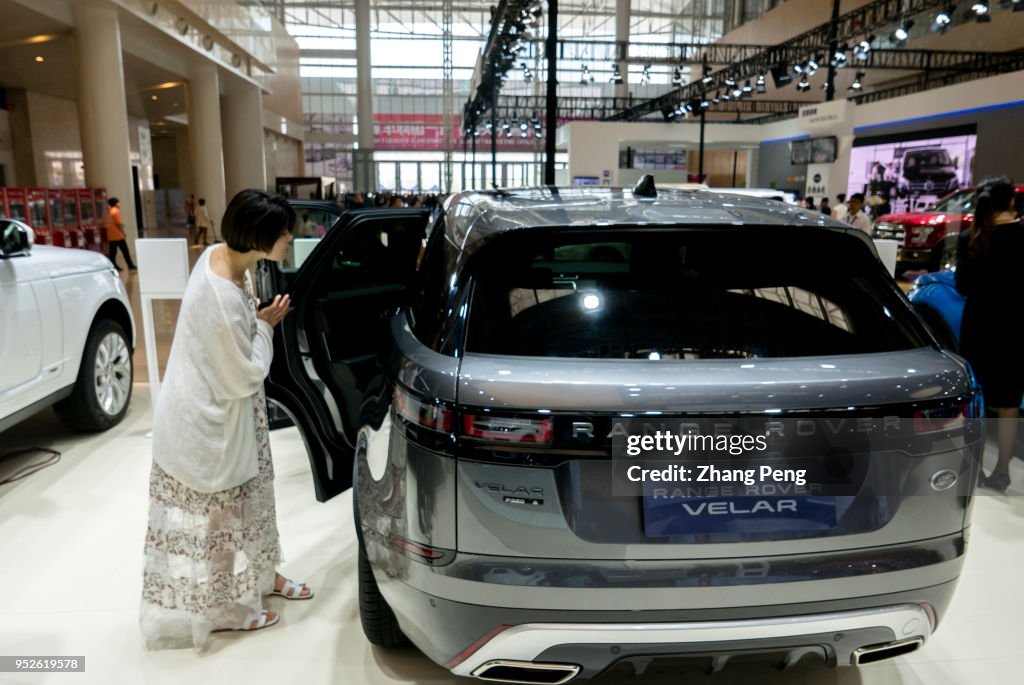 Range Rover Booth Chinese customers on the Range Rover exhibition booth. On April 28th ...