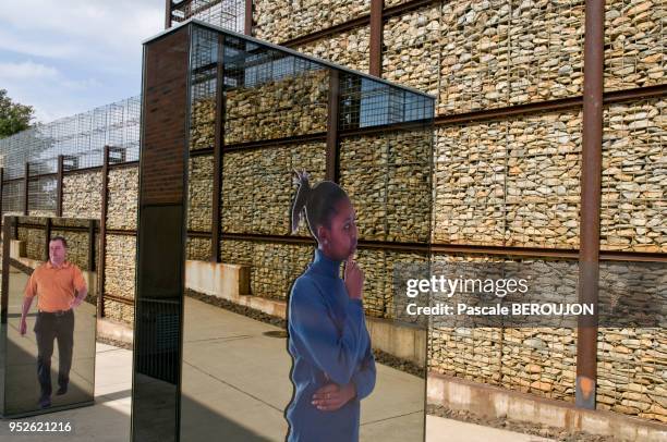 Homme blanc et femme noire dans un patio du musée de l'apartheid à Johannesbourg, Afrique du Sud.