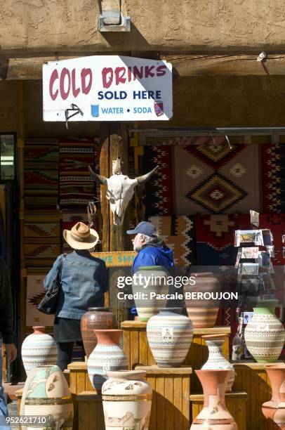 Poterie indiennes en exposition devant une boutique et couple admirant des couvertures indiennes le 10 octobre 2011, a Santa Fe, Nouveau Mexique,...