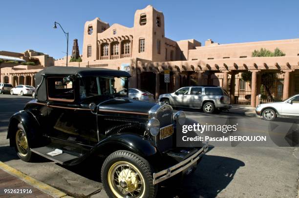 Voiture ancienne de collection devant le musee d'art contemporain indien le 10 octobre 2011, a Santa Fe, Nouveau Mexique, Etats-Unis. Batiment du...