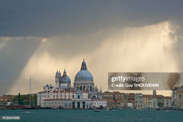 Musée Punta della Dogana et l'église Santa Maria della Salute, Venise, Italie.