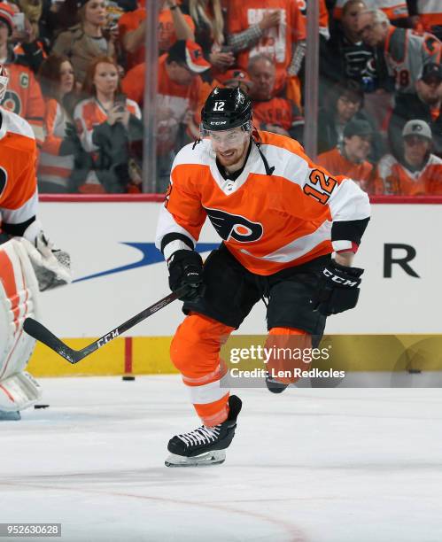 Michael Raffl of the Philadelphia Flyers warms up against the Pittsburgh Penguins in Game Six of the Eastern Conference First Round during the 2018...