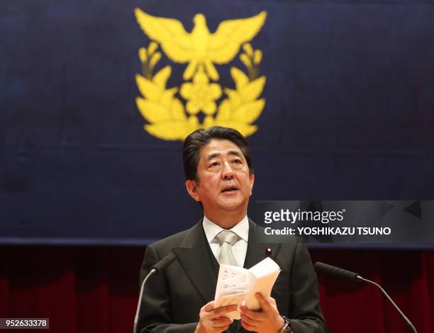 Le premier ministre Shinzo Abe lors de la cérémonie de remise des diplômes aux jeunes cadets de l'Académie japonaise de la Défense Nationale le 19...