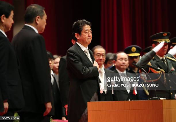 Le premier ministre Shinzo Abe lors de la cérémonie de remise des diplômes aux jeunes cadets de l'Académie japonaise de la Défense Nationale le 19...