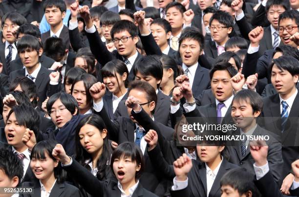Etudiants japonais en costumes sombres levant leurs poings en l'air et hurlant lors du coup d'envoi pour la recherche d'emploi, le 1er mars 2017 à...