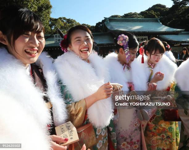 Groupe de jeunes femmes habillées de kimonos colorés au temple de Meiji pour assister à la cérémonie de purification du 'Coming-of-Age Day' le 6...