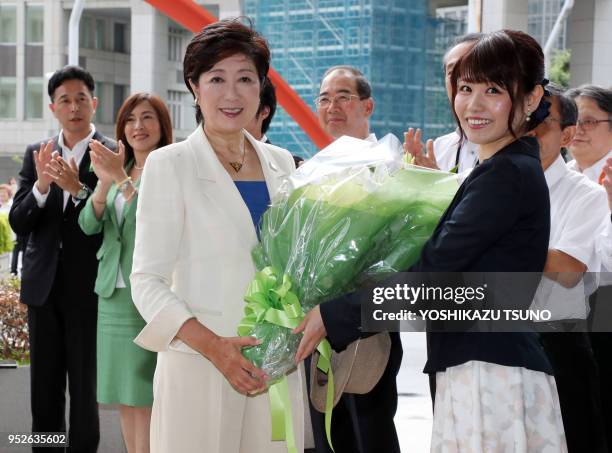 Le nouveau gouverneur de Tokyo Yuriko Koike reçoit un bouquet de fleurs à son arrivée à l'hôtel de ville de Tokyo le 2 août 2016, Japon. Yuriko Koike...