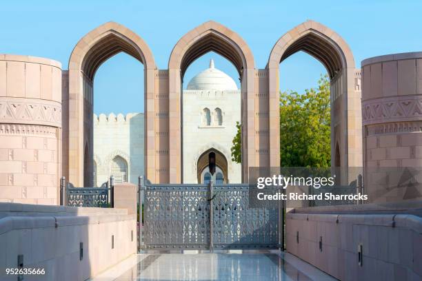 sultan qaboos grand mosque, muscat, oman - grand mosque oman stock-fotos und bilder