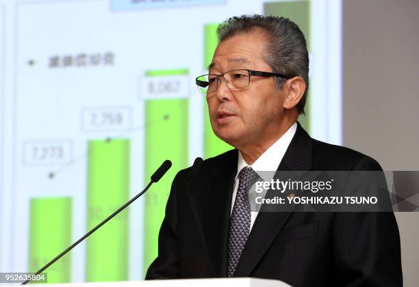 Takahiko Ijichi le vice président du géant automobile japonais Toyota annonce les résultats financiers de la compagnie pour le premier semestre le 8...