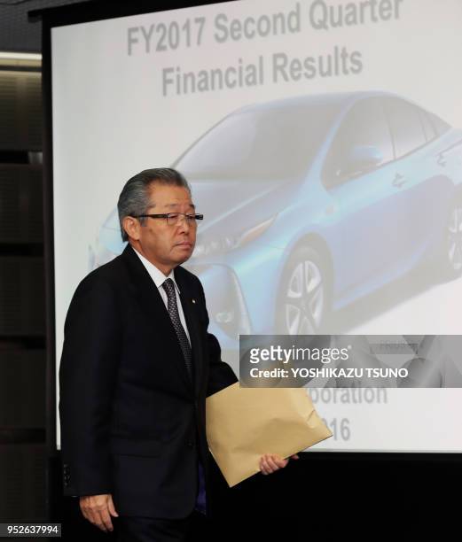 Takahiko Ijichi le vice président du géant automobile japonais Toyota annonce les résultats financiers de la compagnie pour le premier semestre le 8...