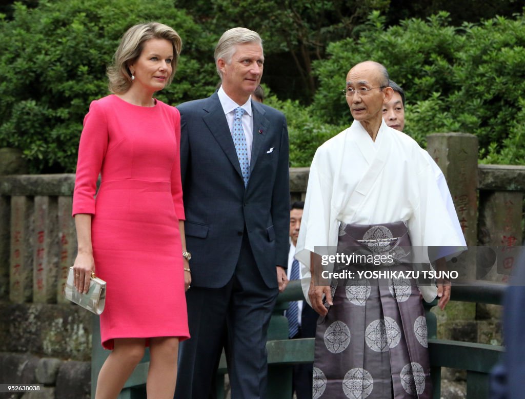 La reine Mathilde et le roi Philippe de Belgique visitent le Nezu-jinja à Tokyo