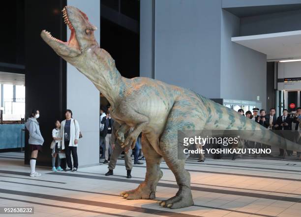 Pour la promotion du spectacle 'Dino Safari' un dinosaure de la famille des Allosaurus a été installé dans un hall d'entrée d'immeuble de bureaux le...