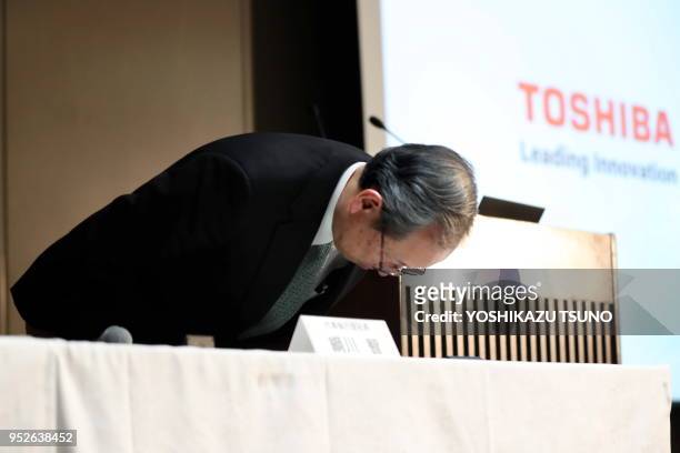 Satoshi Tsunakawa, PDG de Toshiba, s'inclinant après la conférence de presse annonçant les résultats financiers de l'entreprise avec une perte de...
