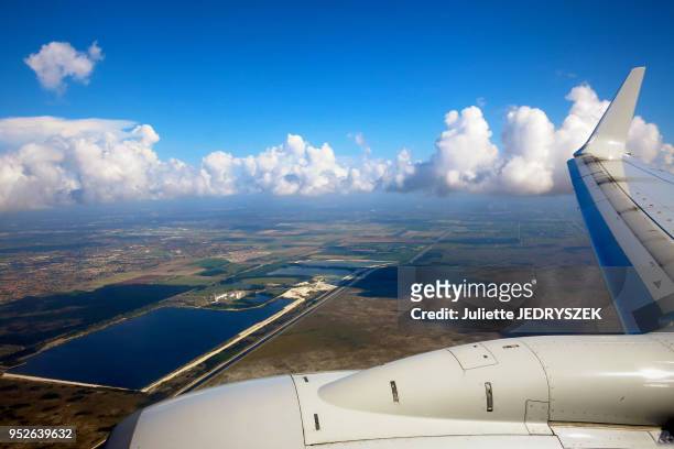 Aile d'un avion de ligne le 11 mai 2015 arrivant à Miami, Floride, Etats-Unis.