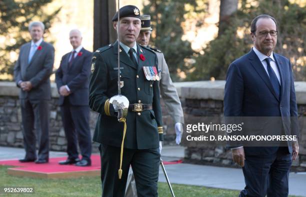 Le Premier ministre canadien Stephen Harper et Son Excellence le très honorable David Johnston, Gouverneur général du Canada, regardent François...