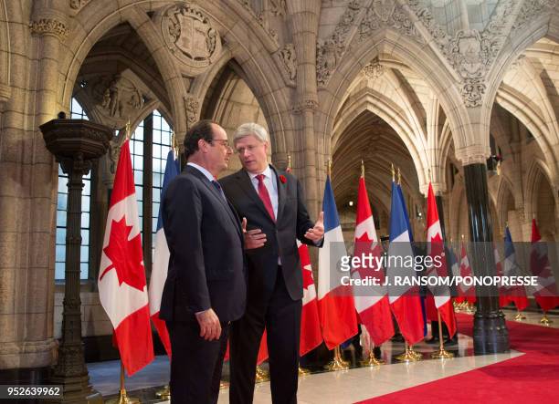 Le Premier ministre Stephen Harper discute avec François Hollande, Président de la République française, lors d?une cérémonie d?accueil à l?édifice...
