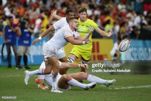 Tom Mitchell of England makes a pass during the 2018 Singapore Sevens Cup Semi Final match between England and Australia at National Stadium on April...