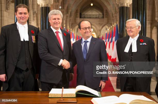 Le Premier ministre Stephen Harper, accompagné d?Andrew Scheer, président de la Chambre des communes, et de Noël Kinsella, président du Sénat,...