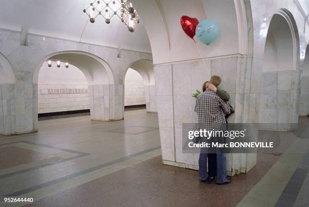 Couple qui s'embrasse dans un couloir du métro à la station Mendelevskaya Moscou, Russie.