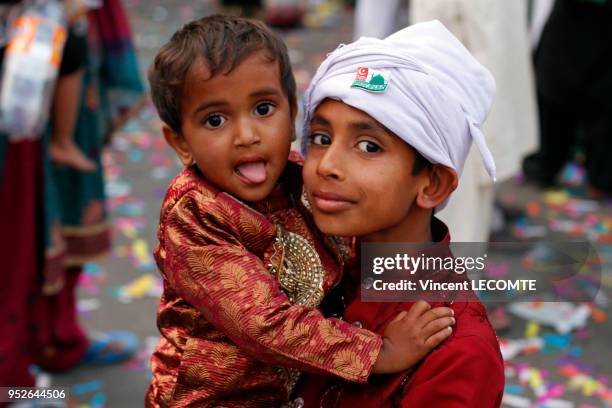 Deux enfants indiens musulmans, dont l?un porte un badge représentant le drapeau d?une mouvance islamique indienne à Udaipur, Inde, le 5 février 2012.