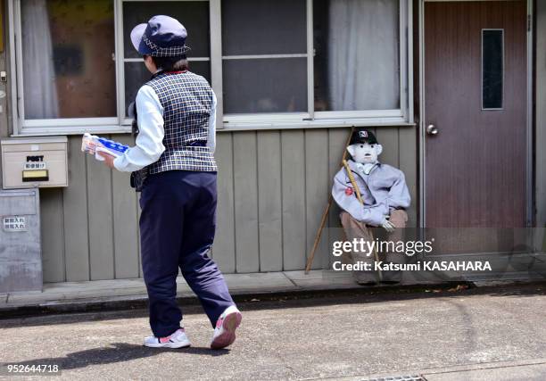 Epouvantail fait main disposé en bordure de route dans le village de Niegawa pour lutter contre la désertification rurale, le 6 mai 2016, près de la...