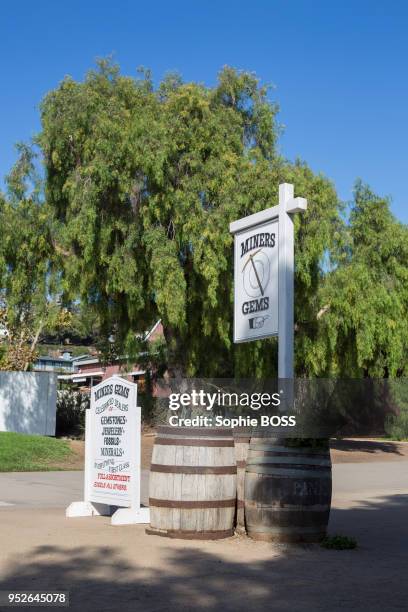 Panneau indiquant la direction aux chercheurs d'or pour échanger l'or contre de l'argent, Quartier d'Old Town, 6 septembre 2016, San Diego,...