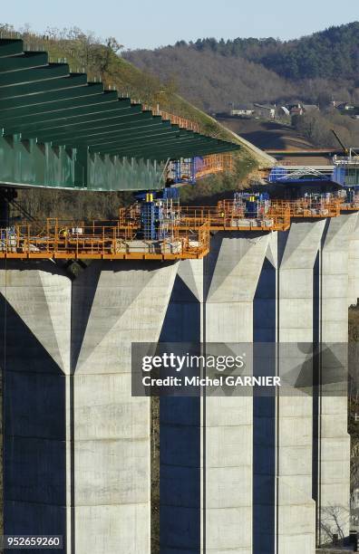 Structure metallique du tablier du viaduc de l'Elle qui est poussee sur les piles, lors de la construction de l'autoroute A89 entre Bordeaux et...