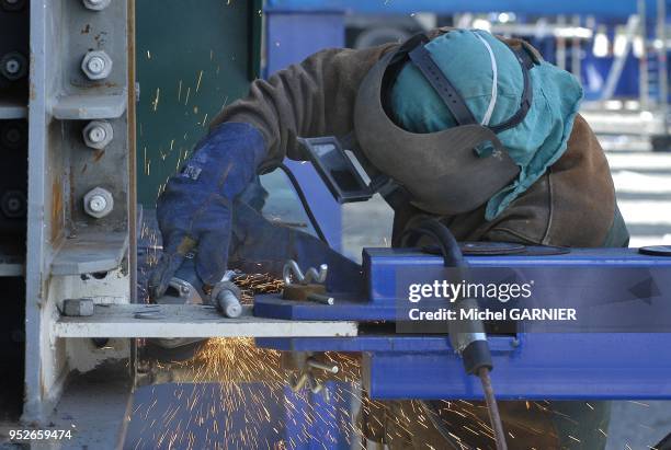 Atelier de soudure sur la structure metallique du tablier du viaduc de l'Elle, lors de la construction de l'autoroute A89 entre Bordeaux et...