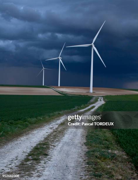 Eoliennes dans un champ dans l'Oise.