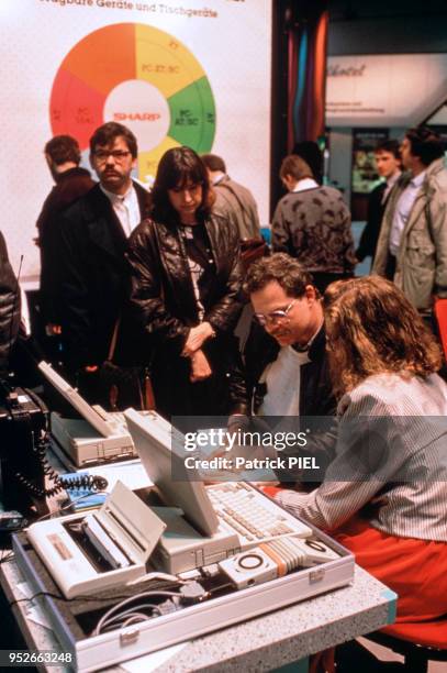 Foire informatique et ses visiteurs en mars 1989 à Hanovre, Allemagne.