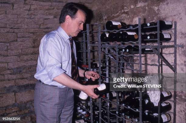 Henri Nallet chez lui dans sa cave à vin dans l'Yonne lors de la campagne pour les élections législatives le 23 mai 1988, France.