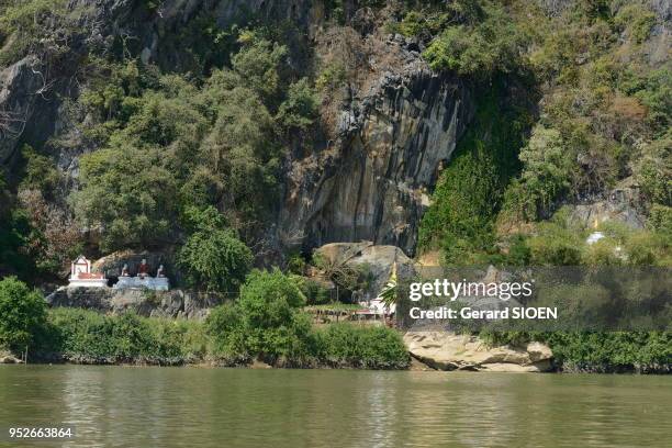 Birmanie, état Karen, le fleuve Thanlwin aux environs de Hpa-An, autels pour prier//Myanmar, Karen state, the river Thanlwin near Hpa-An, altars.