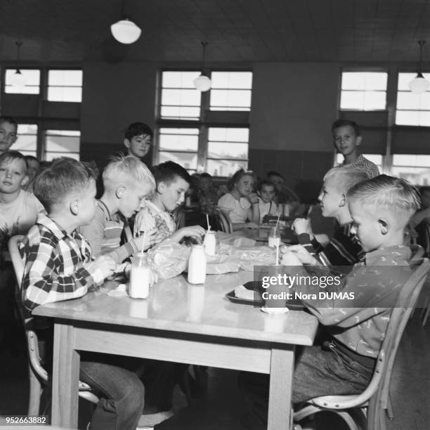 Un self service dans une cantine scolaire dans les annees 50 . A self service in an elementary school during the 1950's .